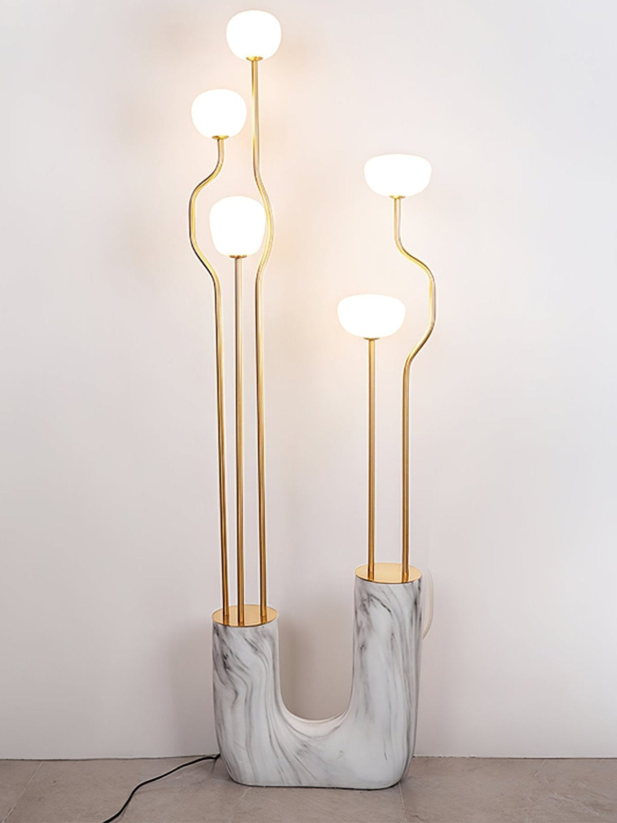 Lumon Stehleuchte aus Marmor und Messing im modernen Stil