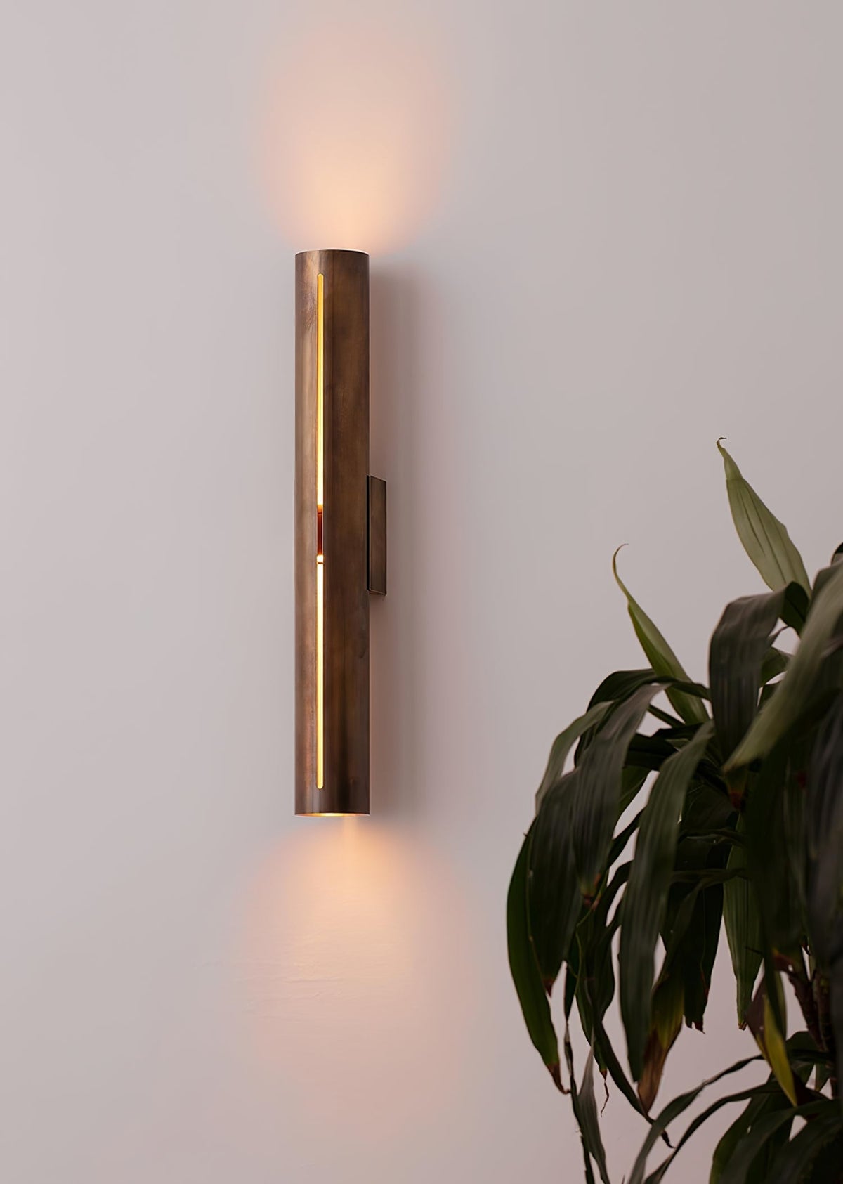 Avsilara zeitgenössische minimalistische zylindrische Messing-Wandleuchte