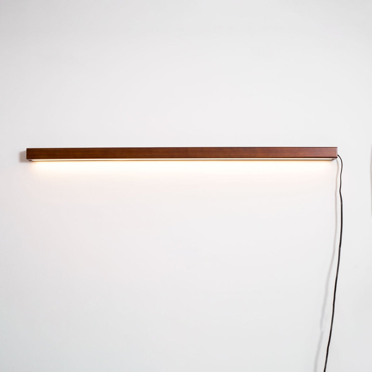 Bryf Wandleuchte Linear Holz Steckeranschluss