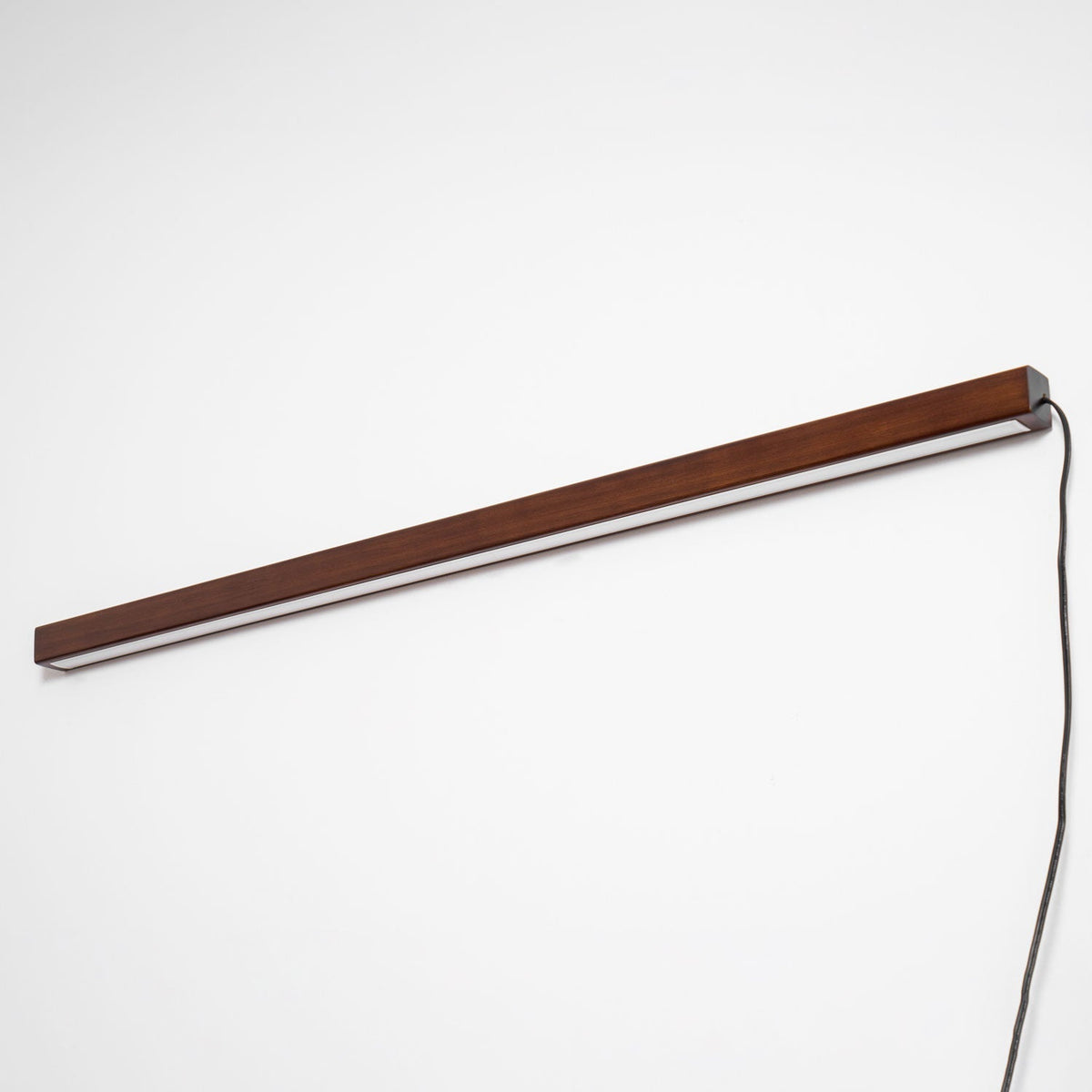 Bryf Wandleuchte Linear Holz Steckeranschluss