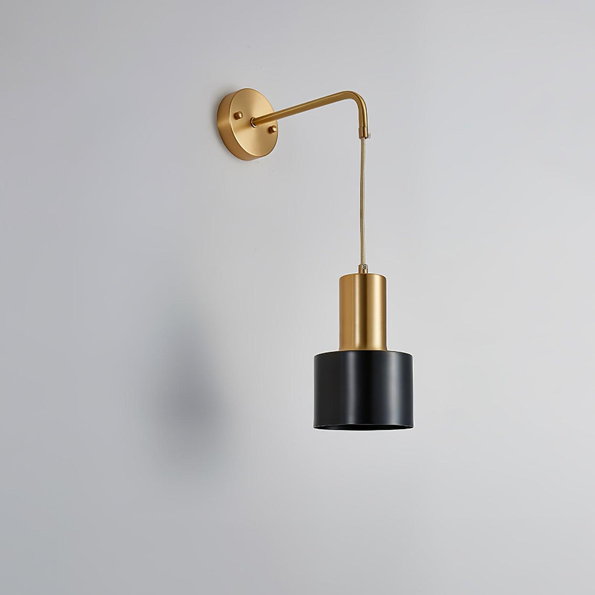 Alvina zeitgenössische minimalistische Wandleuchte aus Messing
