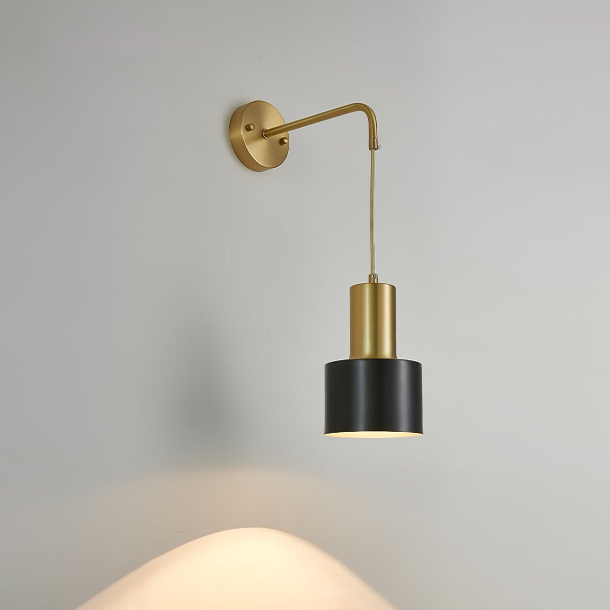 Alvina zeitgenössische minimalistische Wandleuchte aus Messing