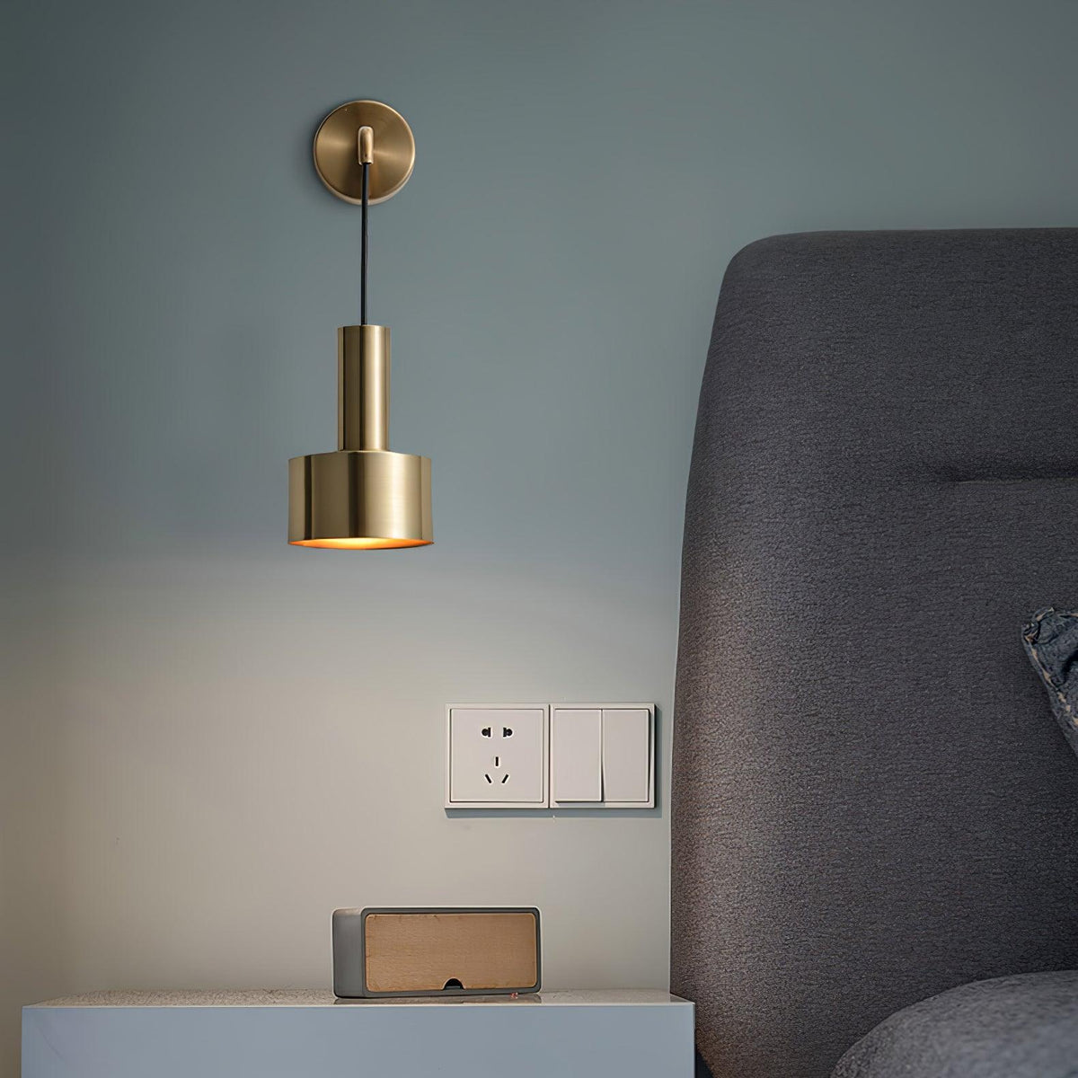 Alvina zeitgenössische minimalistische Wandleuchte aus Messing