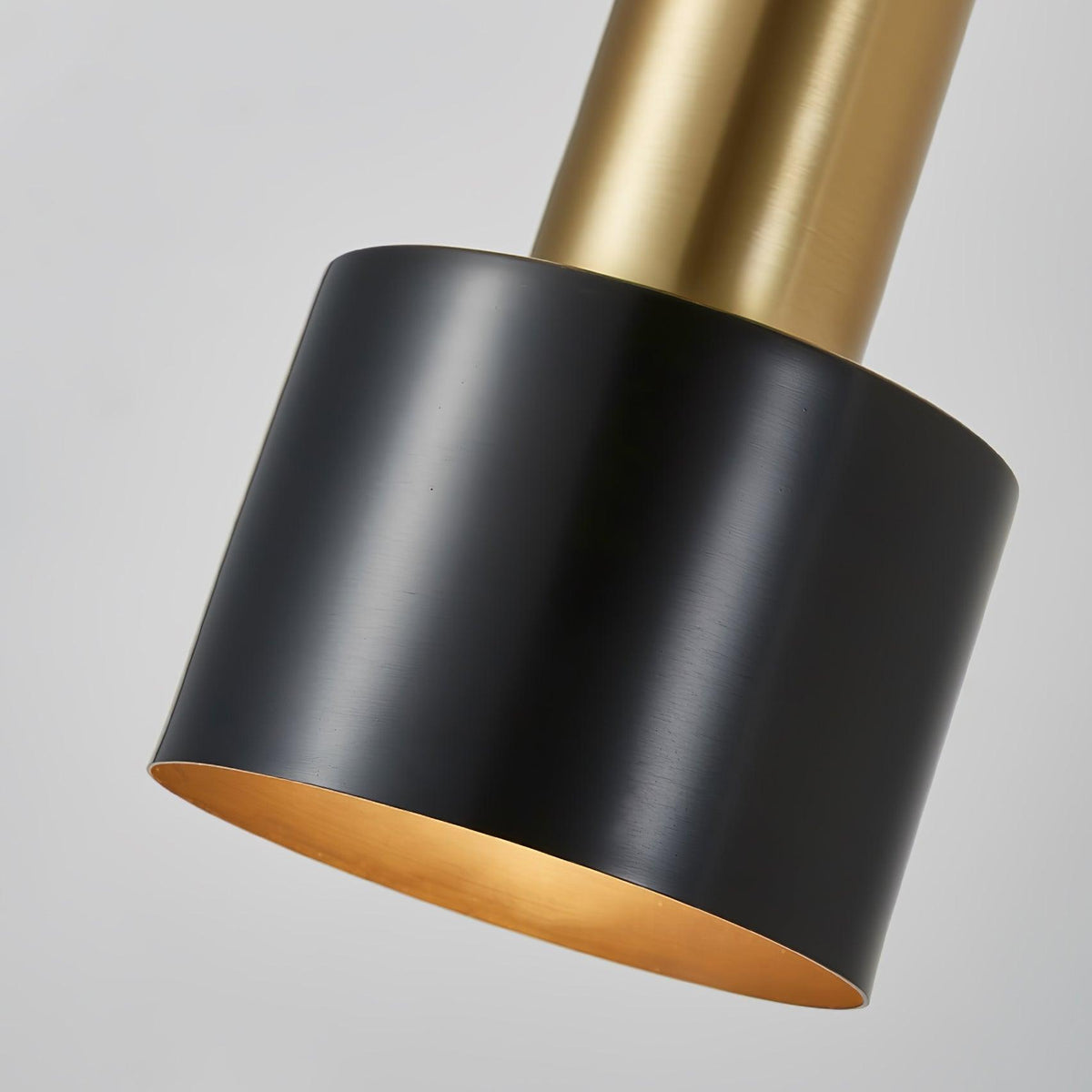 Alvina zeitgenössische minimalistische Wandleuchte aus Messing
