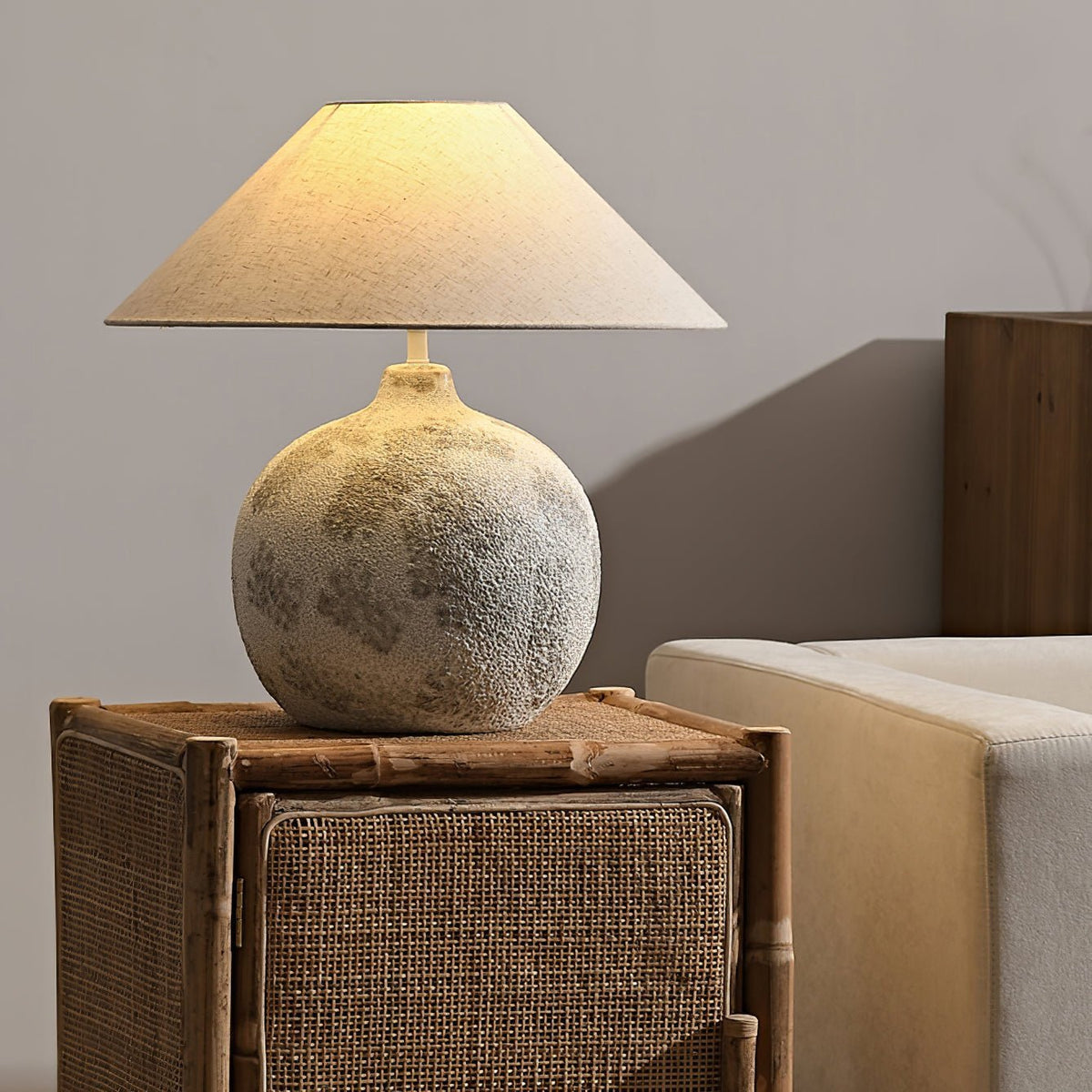 Riona Tischleuchte aus Naturstoff und Keramik in Beige aus Stoff