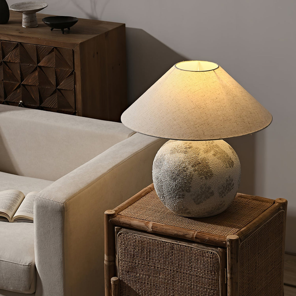 Riona Tischleuchte aus Naturstoff und Keramik in Beige aus Stoff