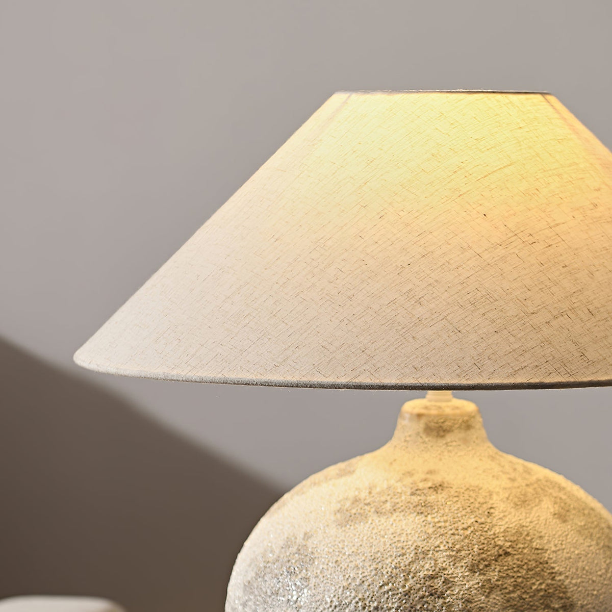 Riona Tischleuchte aus Naturstoff und Keramik in Beige aus Stoff