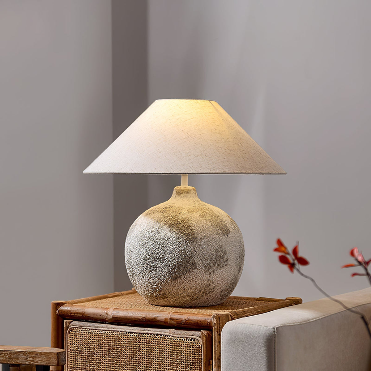 Riona Tischleuchte aus Naturstoff und Keramik in Beige aus Stoff