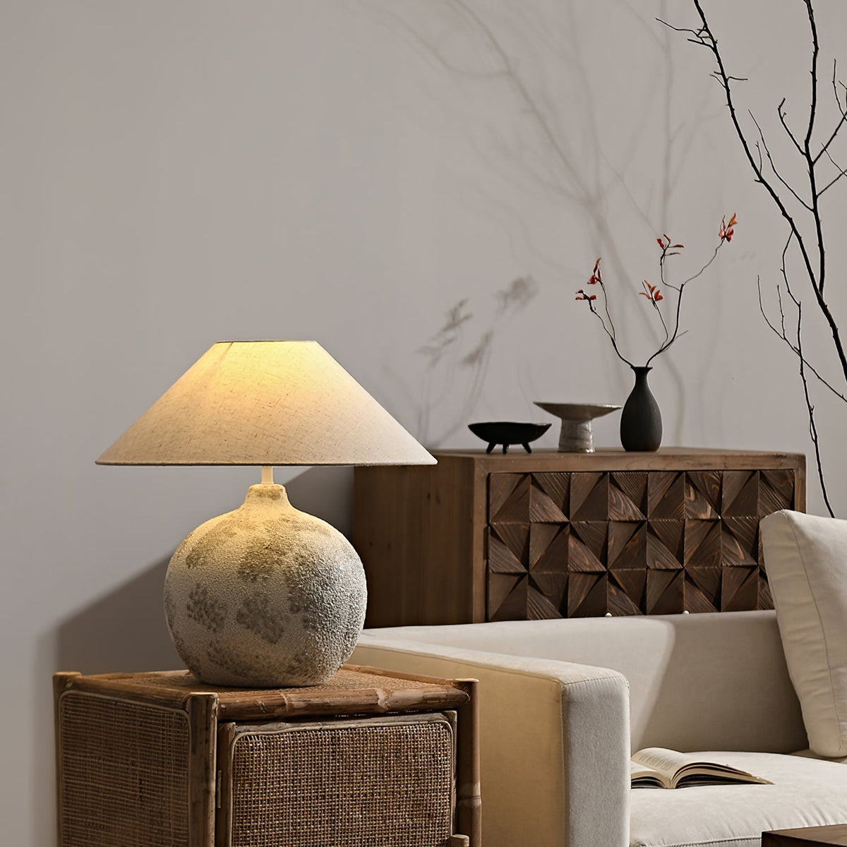 Riona Tischleuchte aus Naturstoff und Keramik in Beige aus Stoff