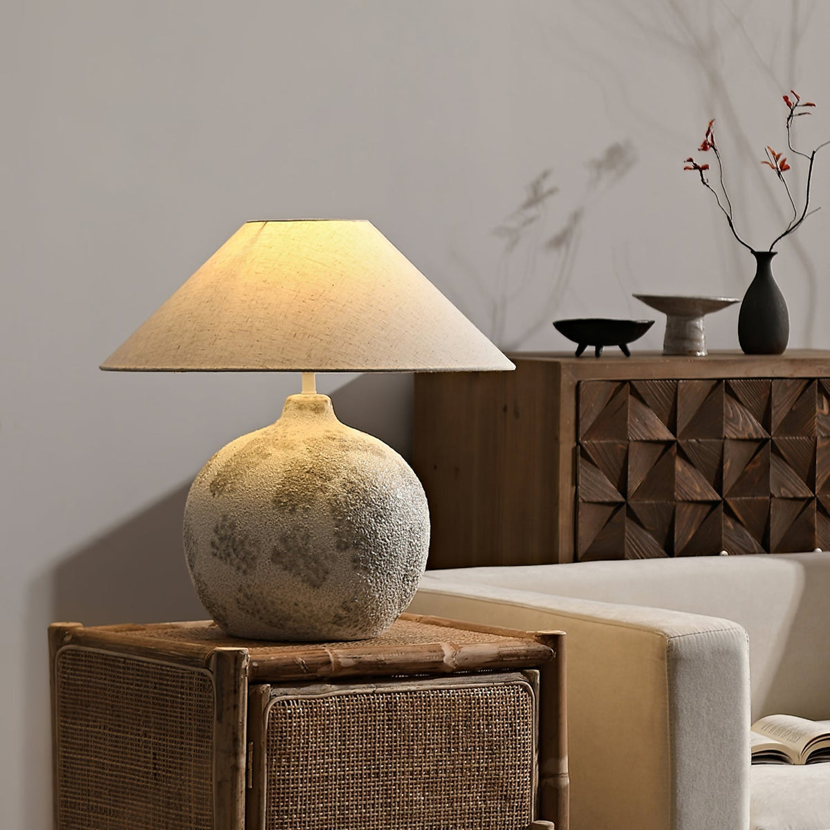 Riona Tischleuchte aus Naturstoff und Keramik in Beige aus Stoff