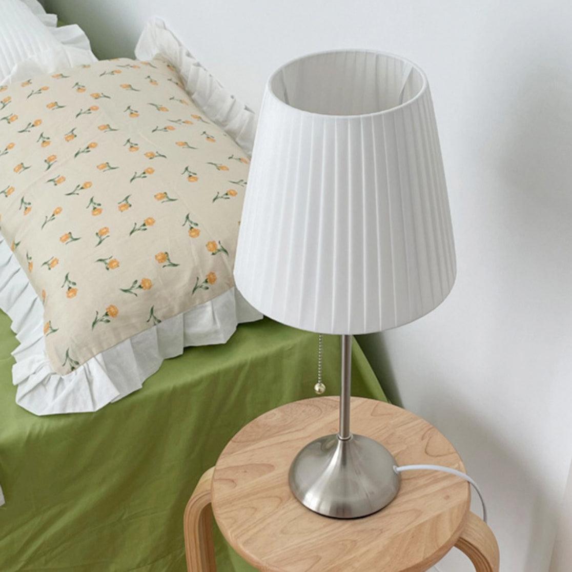 Simplicity Tischleuchte aus gefaltetem Stoff