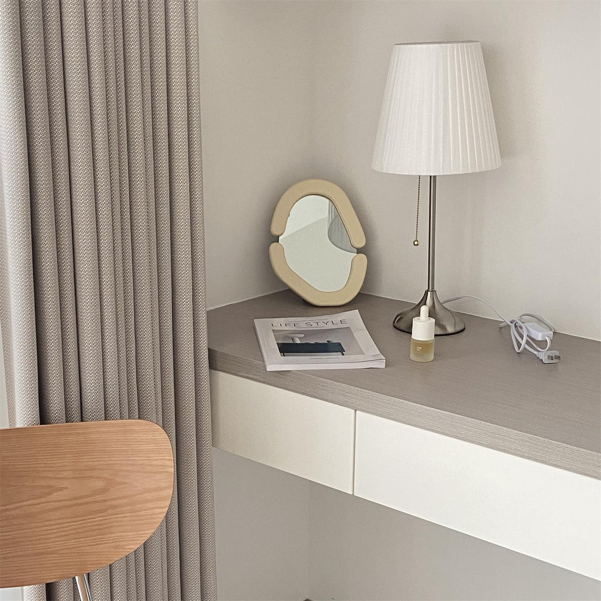 Simplicity Tischleuchte aus gefaltetem Stoff