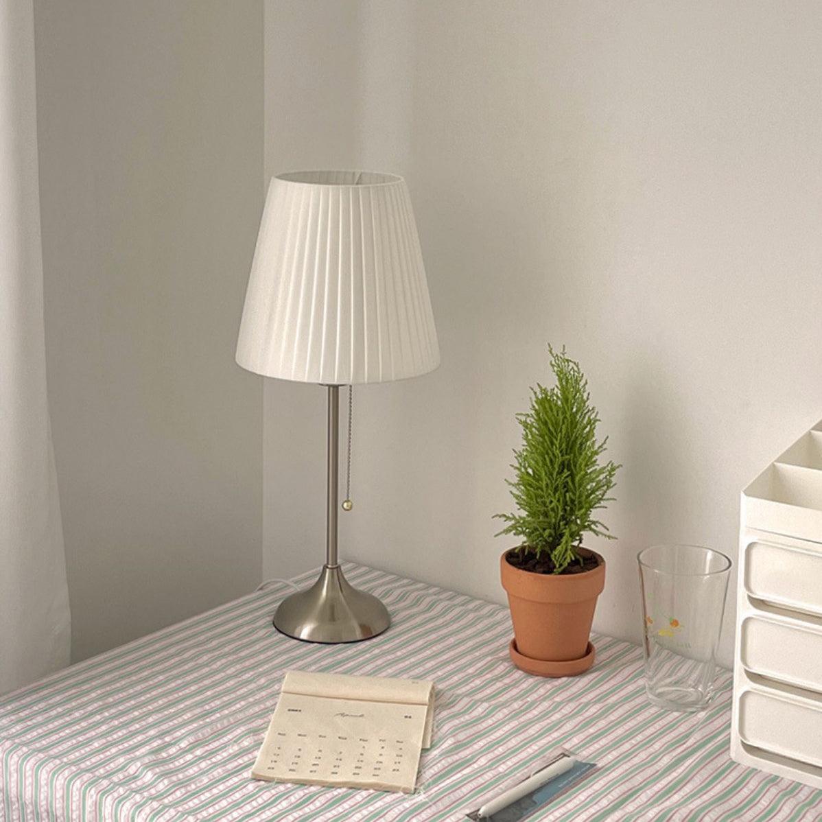Simplicity Tischleuchte aus gefaltetem Stoff