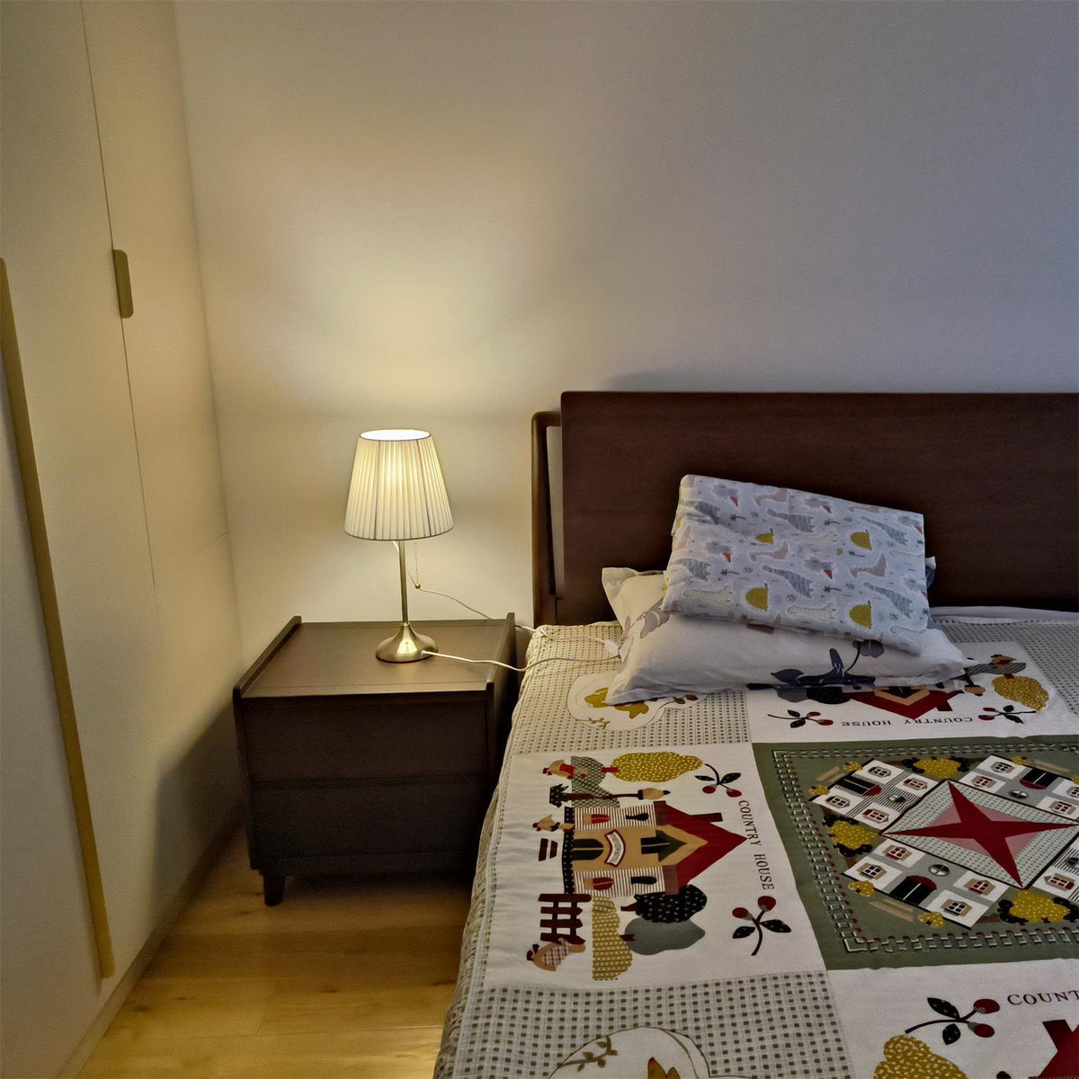 Simplicity Tischleuchte aus gefaltetem Stoff