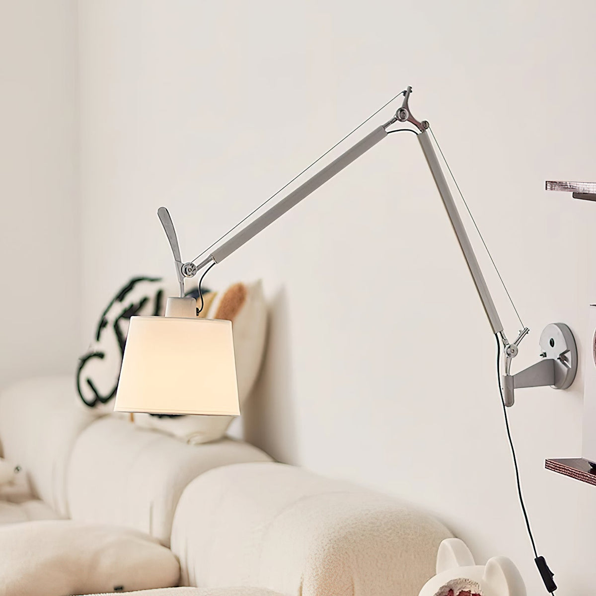Costanza Wandleuchte mit Schwenkarm und Stecker