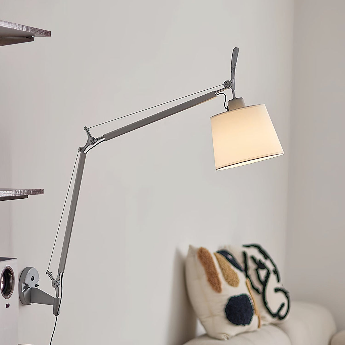 Costanza Wandleuchte mit Schwenkarm und Stecker