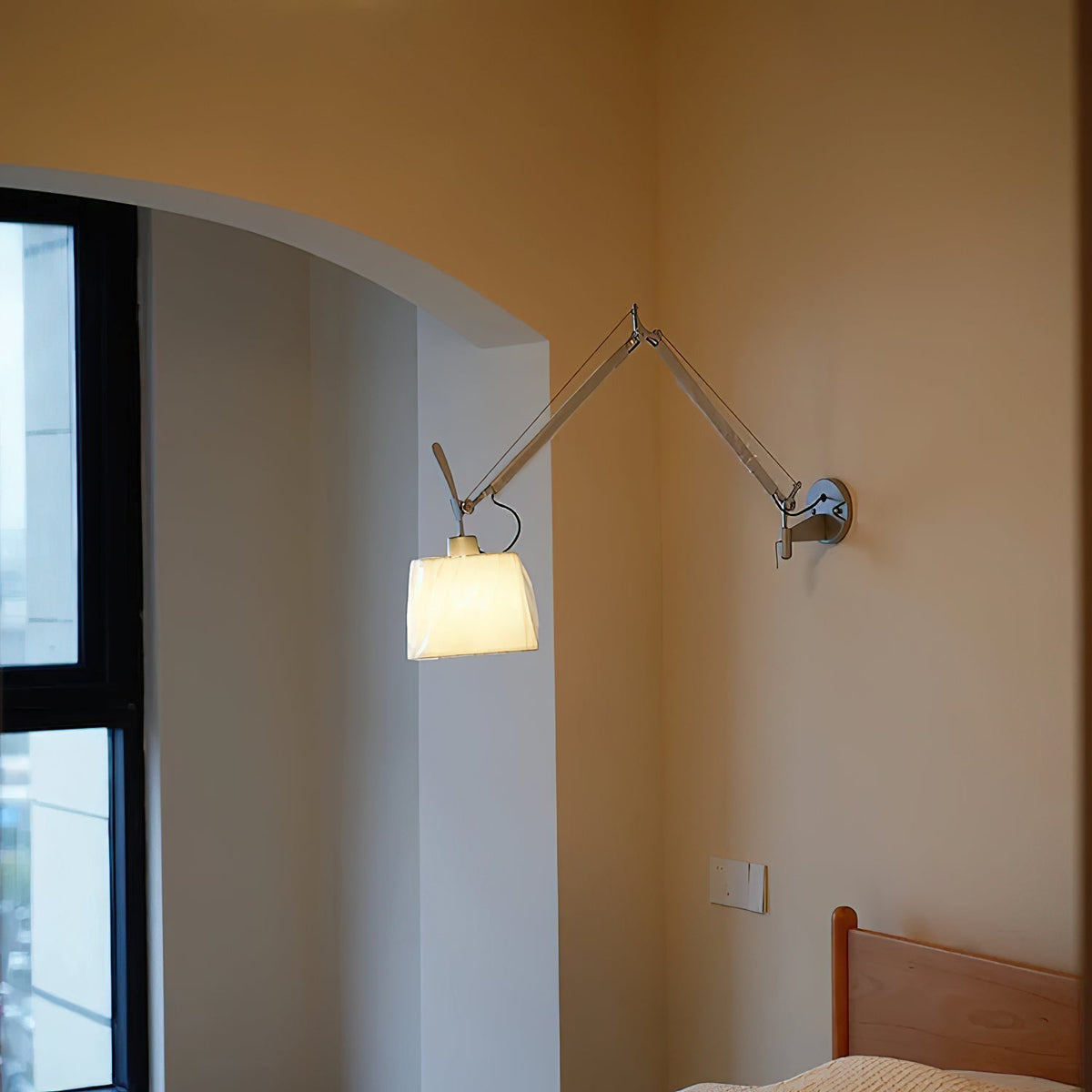 Costanza Wandleuchte mit Schwenkarm und Stecker