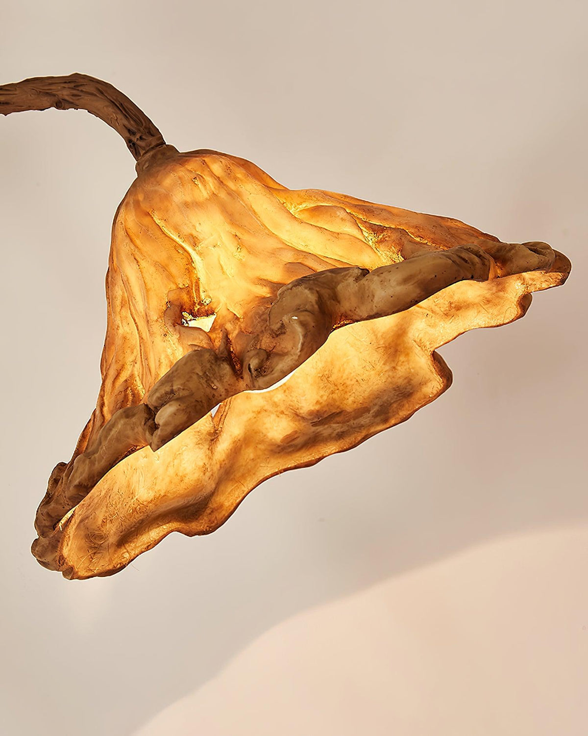 Ailo Stehleuchte aus Natur-Kunstharz