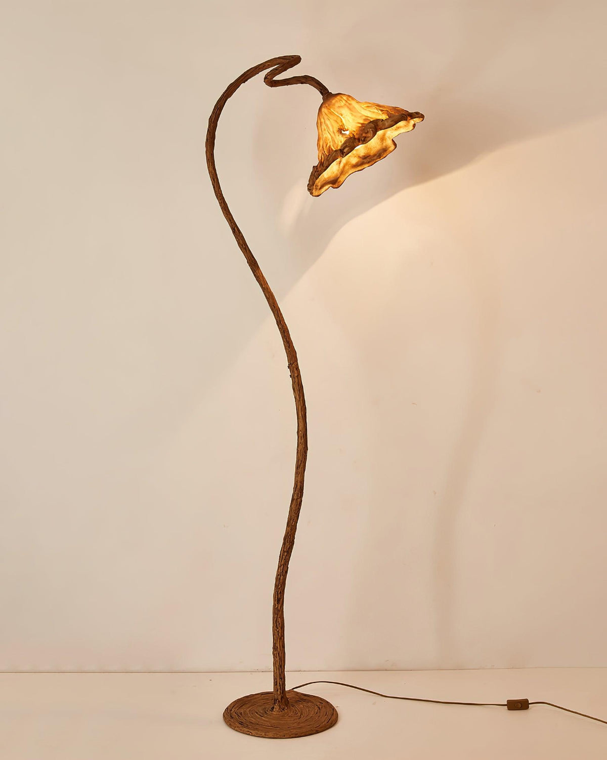 Ailo Stehleuchte aus Natur-Kunstharz