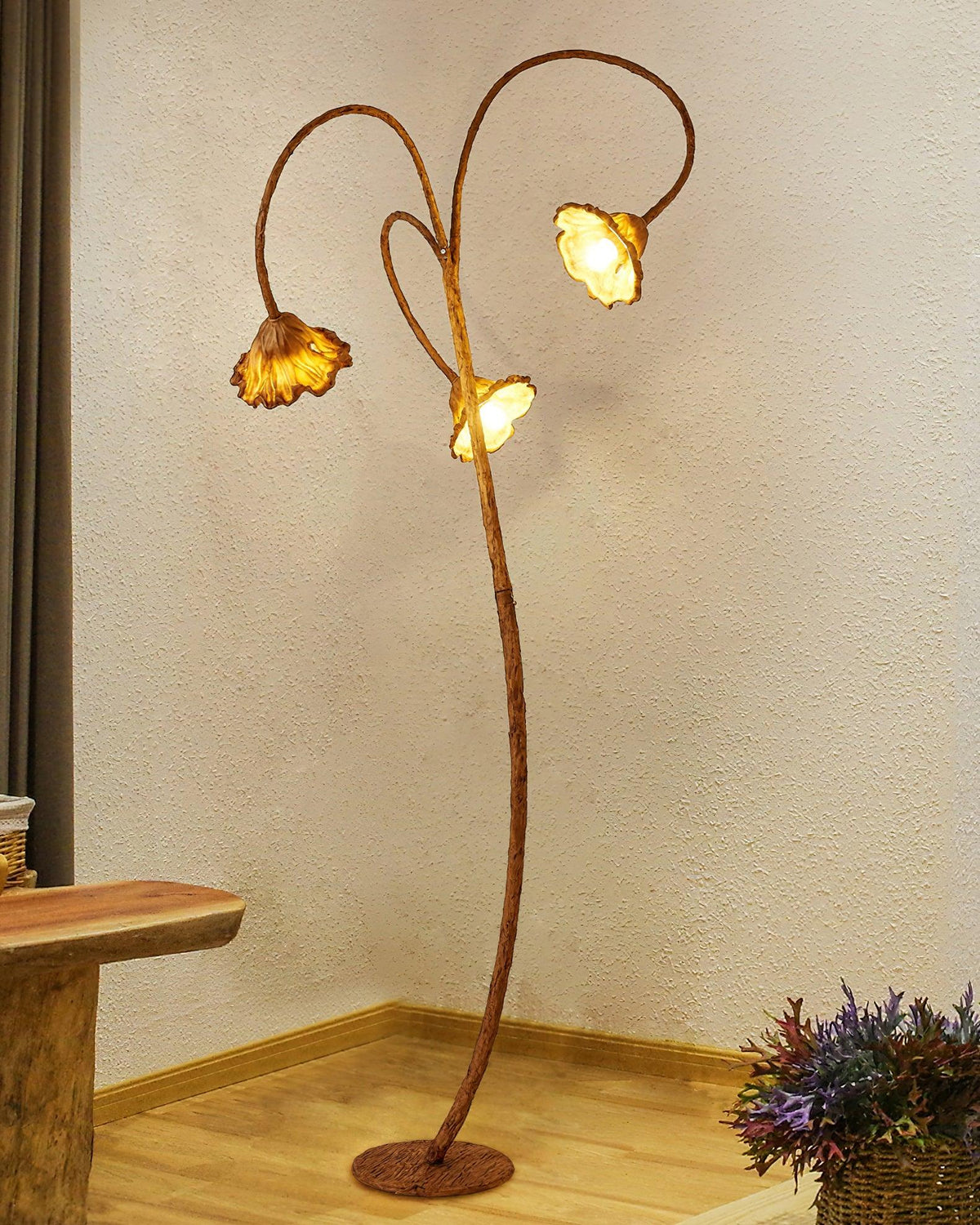 Ailo Stehleuchte aus Natur-Kunstharz