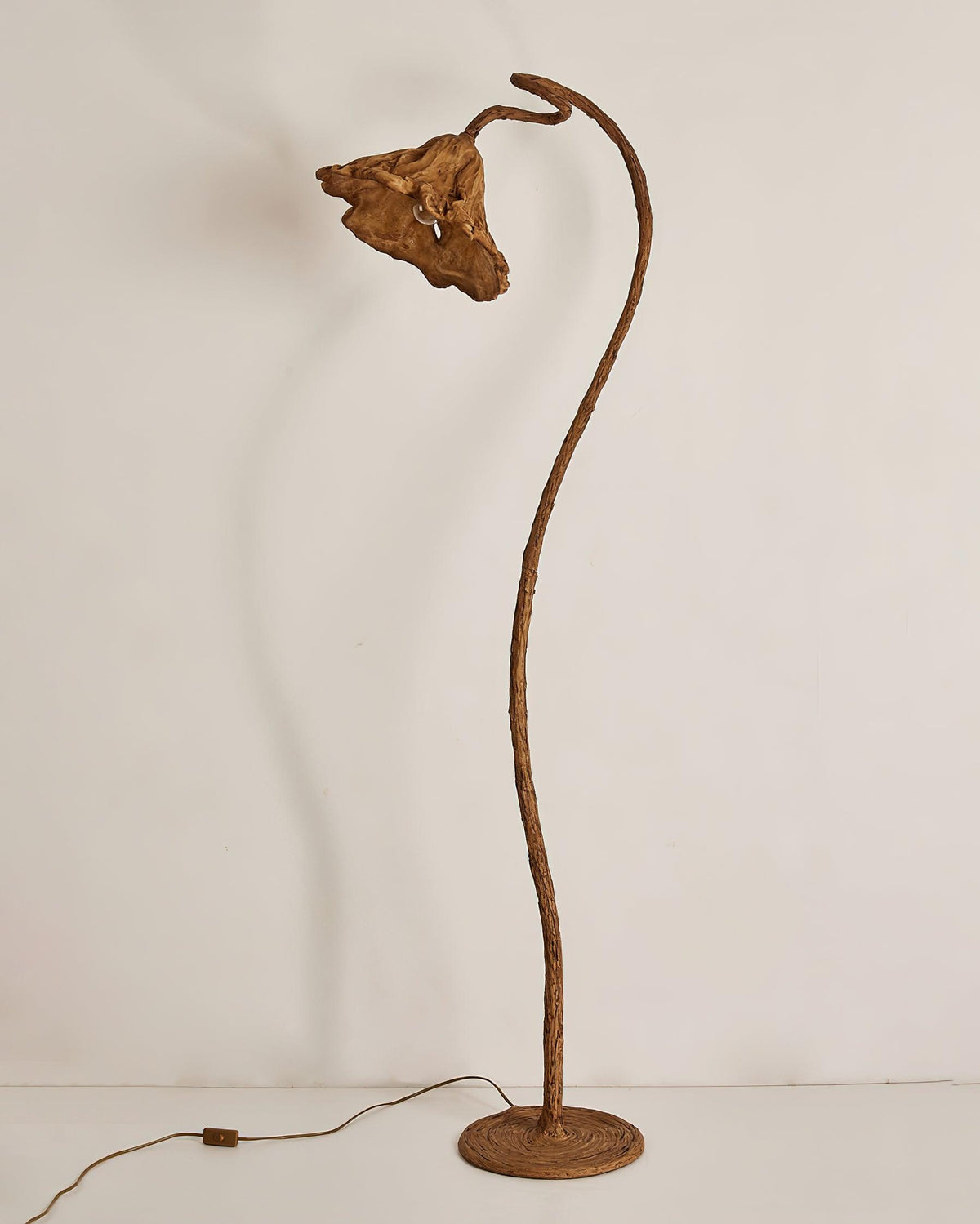 Ailo Stehleuchte aus Natur-Kunstharz