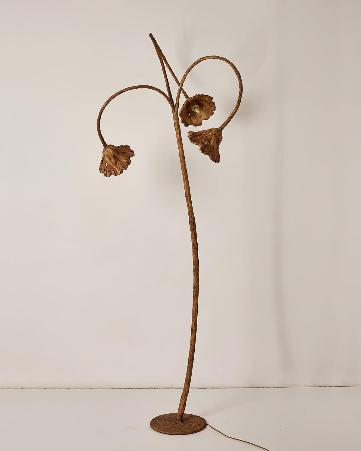 Ailo Stehleuchte aus Natur-Kunstharz