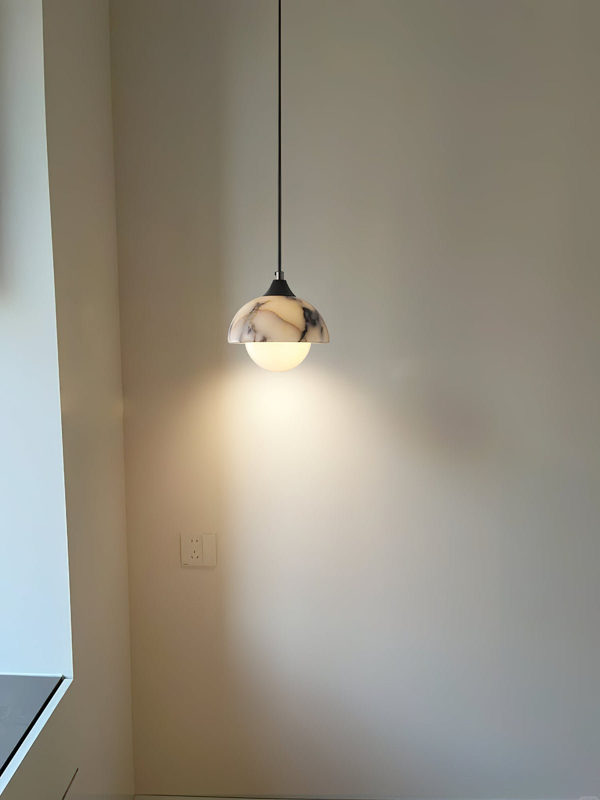 Tavon zeitgenössische minimalistische Pendelleuchte aus Marmor