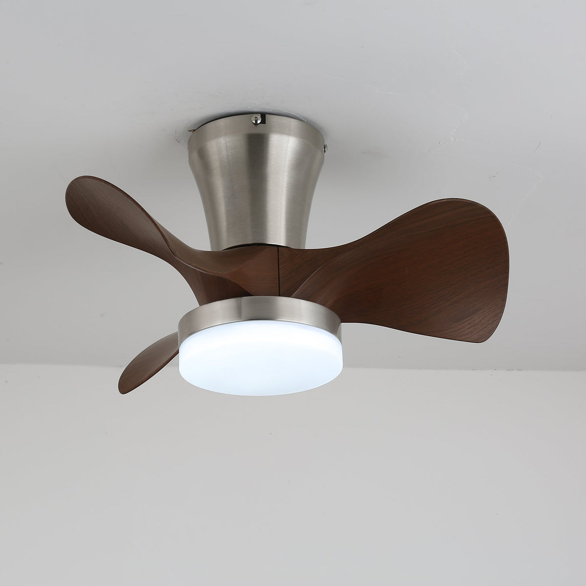 Nera Deckenventilator mit Beleuchtung aus Holz im modernen Stil