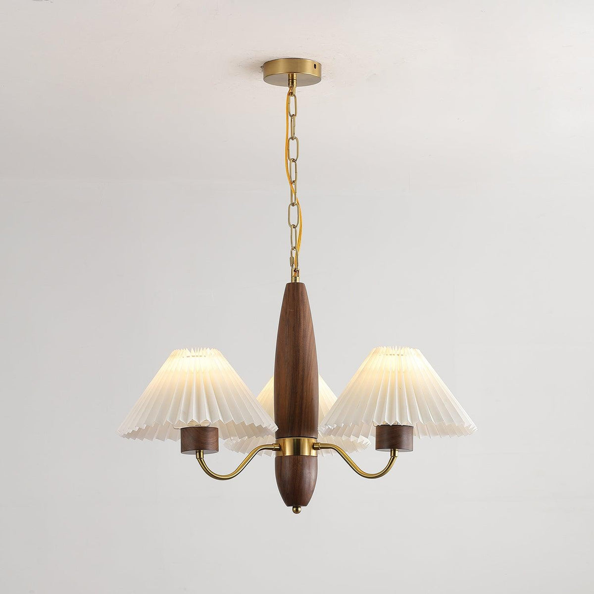 Rinalira Kronleuchter aus Walnuss und Messing Elegant