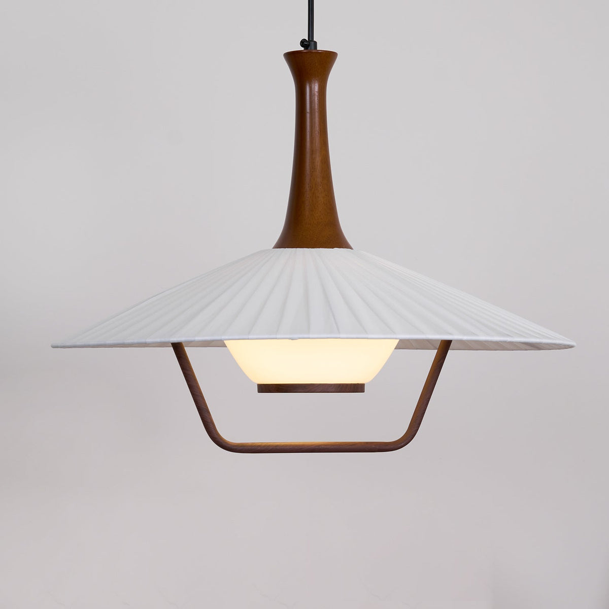 Vionne Pendelleuchte aus Holz und Weiß im Mid-Century-Stil