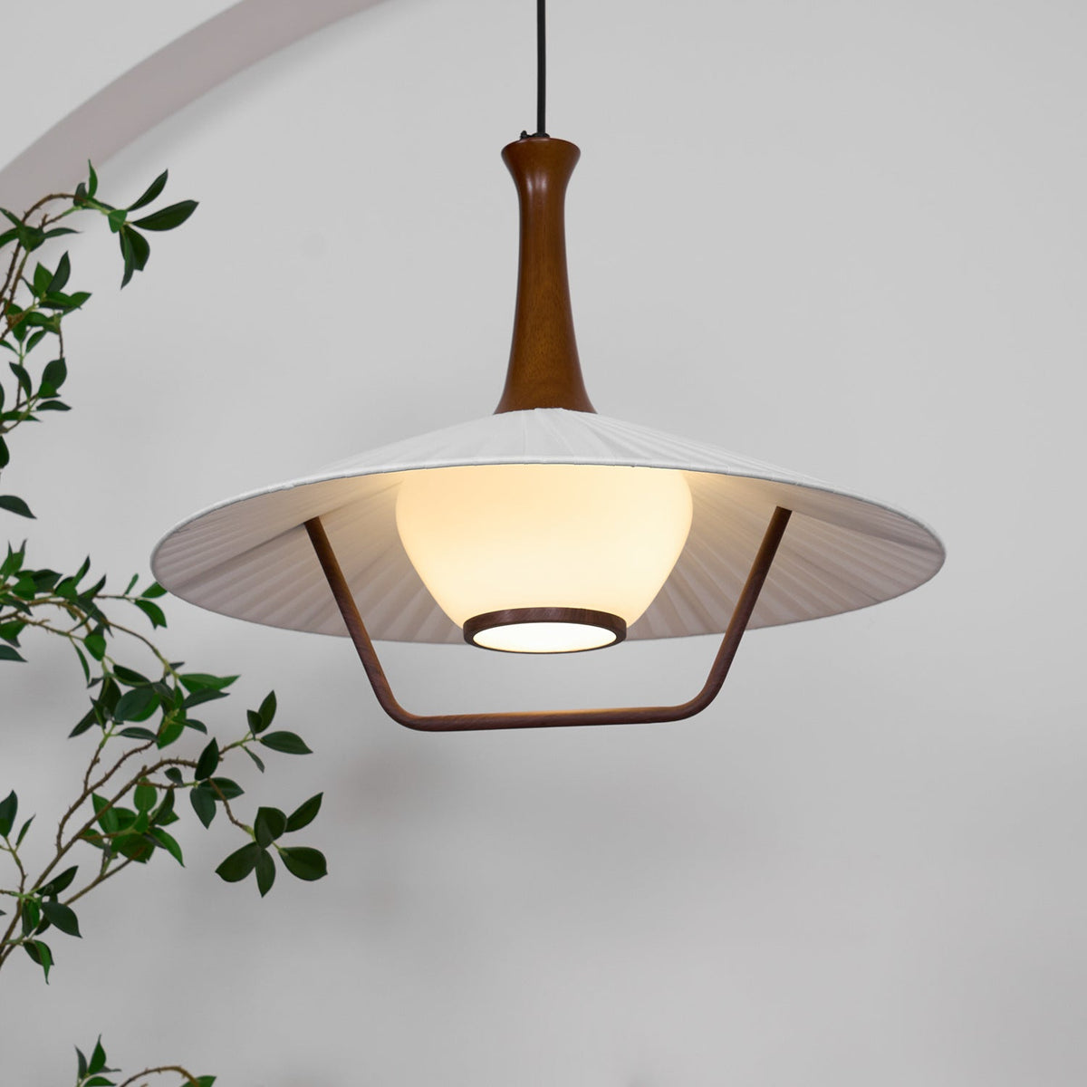 Vionne Pendelleuchte aus Holz und Weiß im Mid-Century-Stil