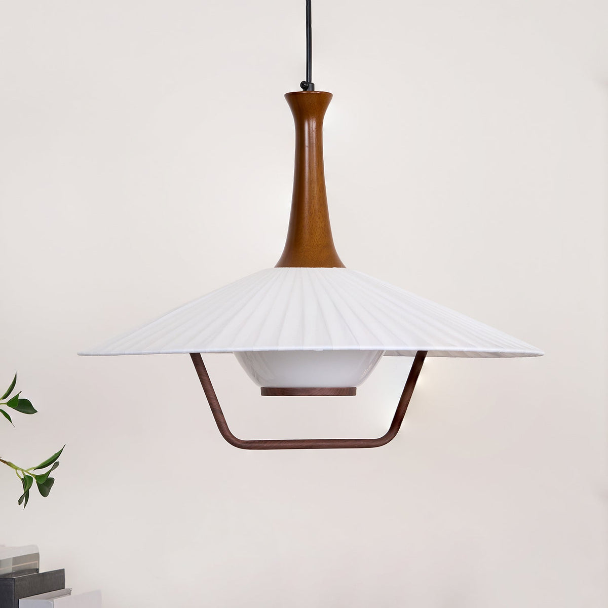Vionne Pendelleuchte aus Holz und Weiß im Mid-Century-Stil