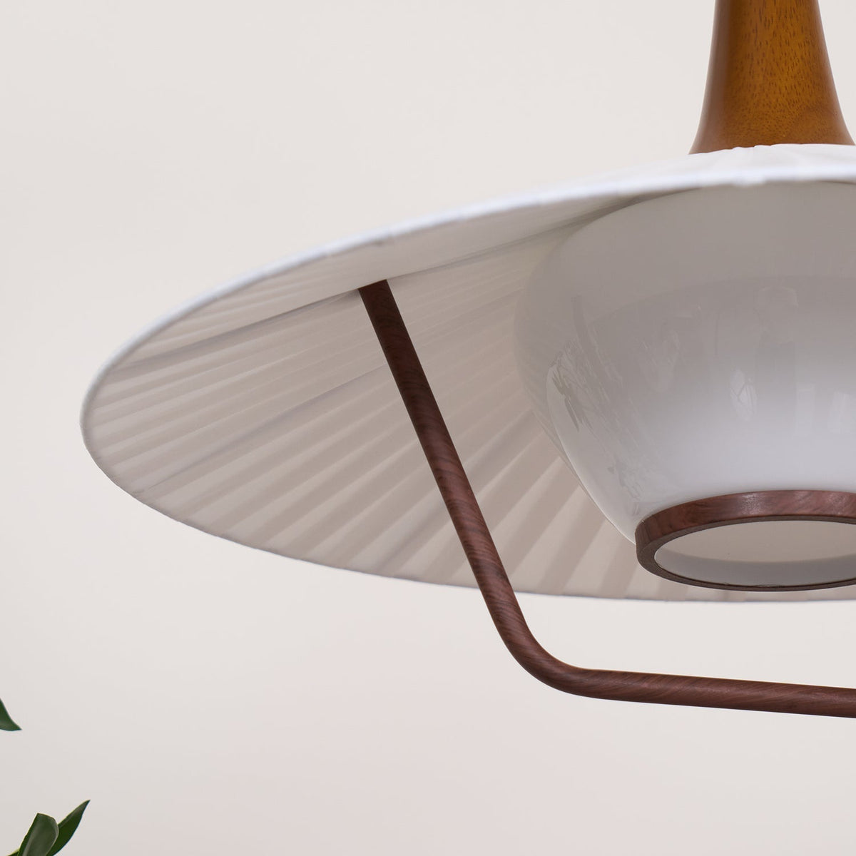 Vionne Pendelleuchte aus Holz und Weiß im Mid-Century-Stil