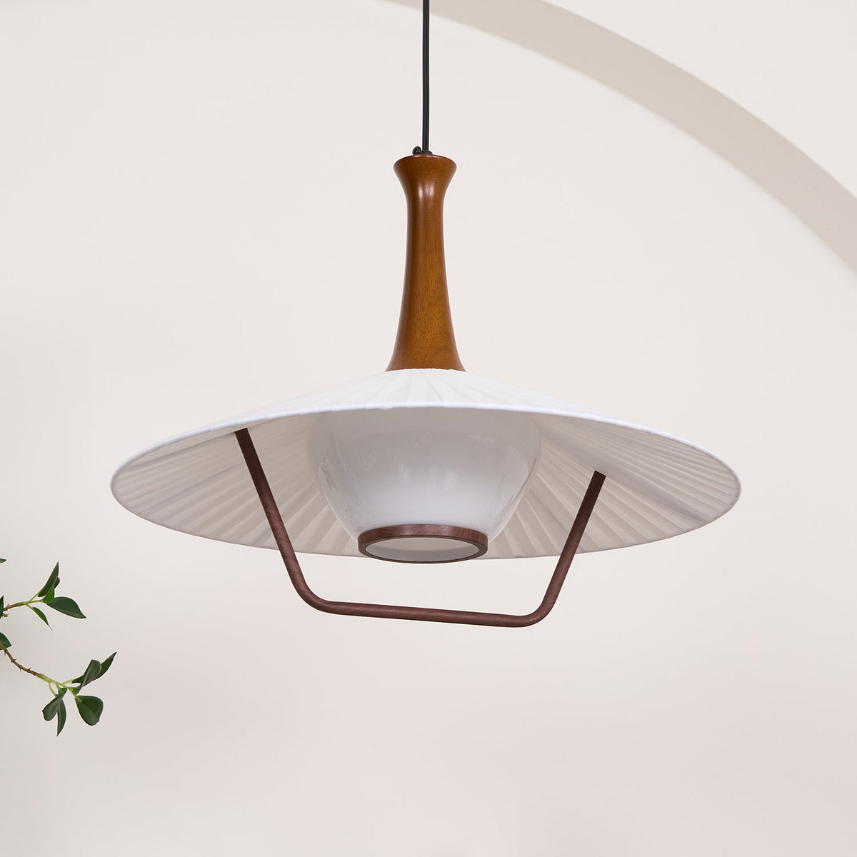 Vionne Pendelleuchte aus Holz und Weiß im Mid-Century-Stil