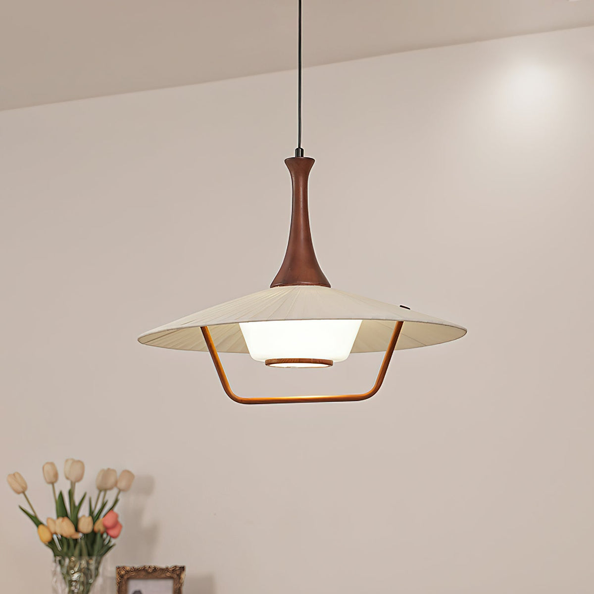 Vionne Pendelleuchte aus Holz und Weiß im Mid-Century-Stil
