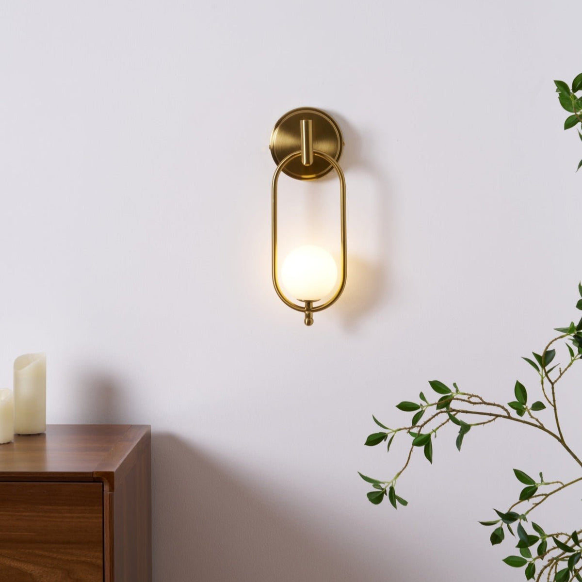 Cumirisra zeitgenössische minimalistische Messing-Glas-Wandleuchte