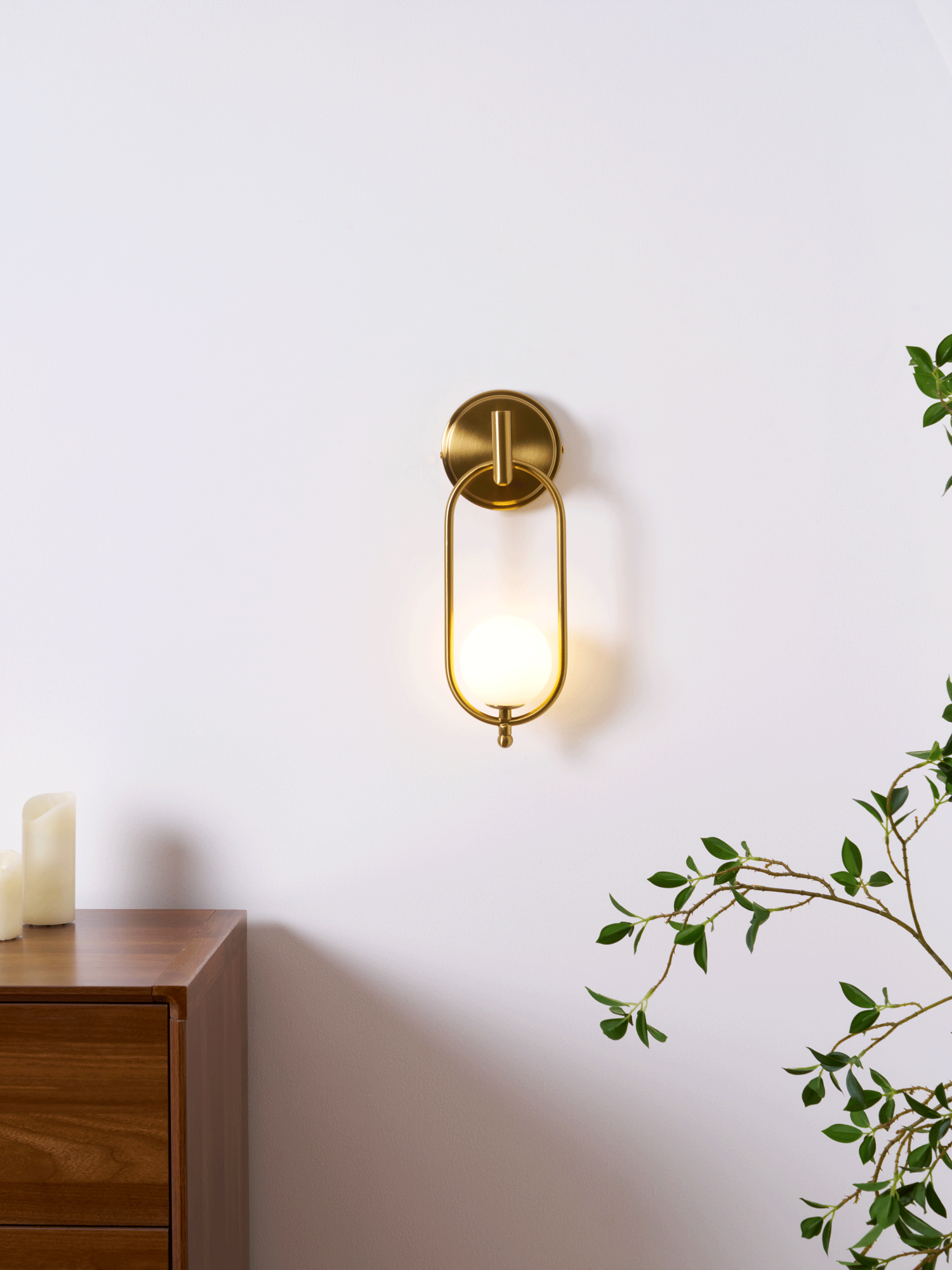Cumirisra zeitgenössische minimalistische Messing-Glas-Wandleuchte
