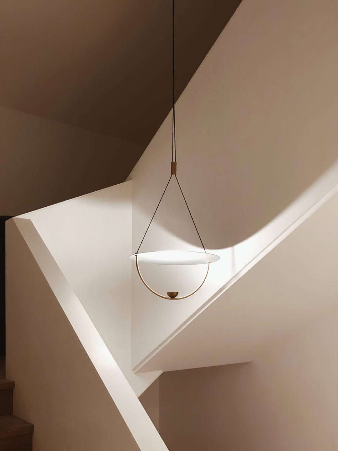Vecaros zeitgenössische minimalistische Pendelleuchte mit Scheibenform