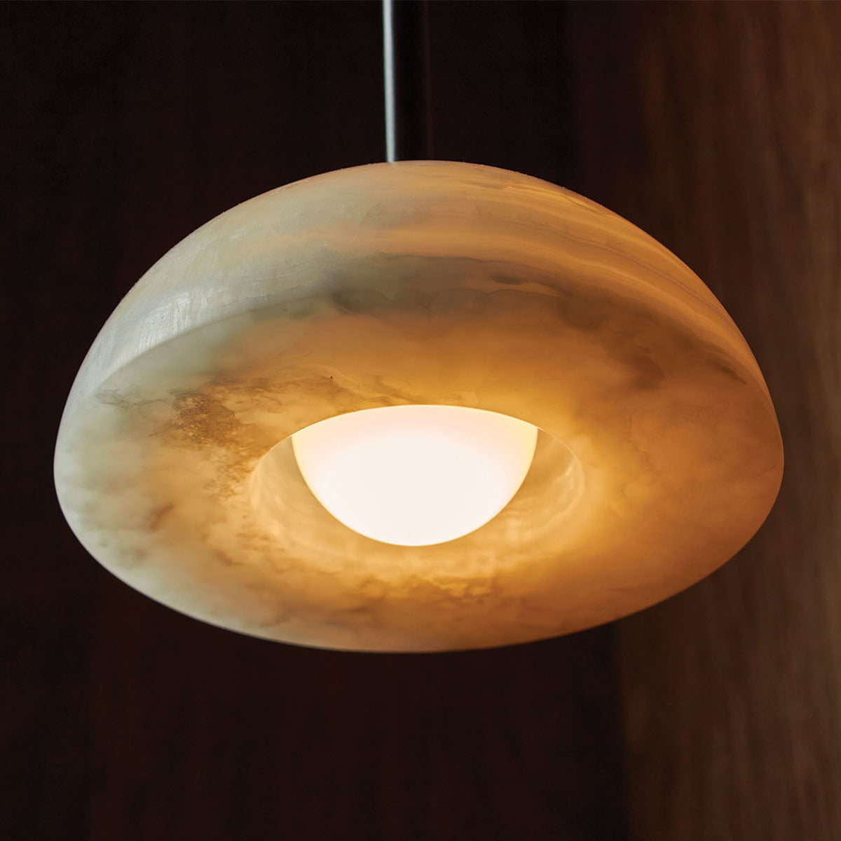 Eronex zeitgenössische minimalistische Eleganz Pendelleuchte aus Messing mit Glaskolben