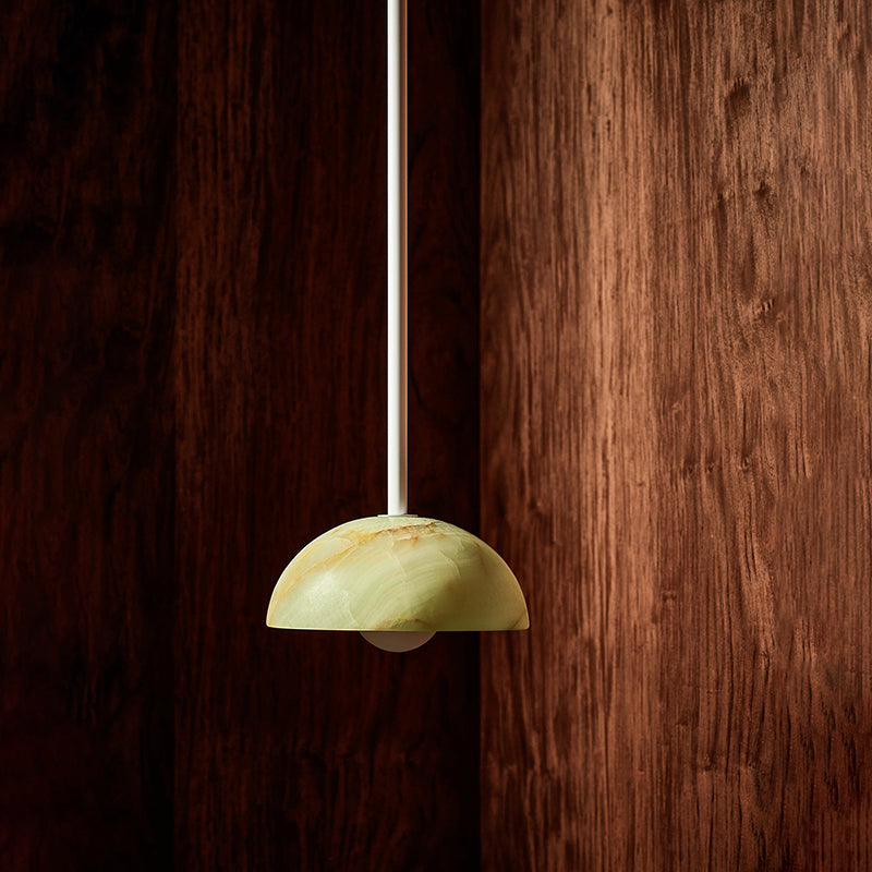 Eronex zeitgenössische minimalistische Eleganz Pendelleuchte aus Messing mit Glaskolben
