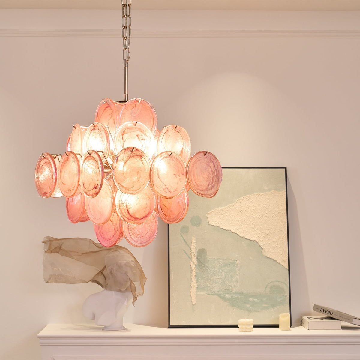 Celeian Kronleuchter aus rosa irisierendem Glas in geschichteter romantischer Form