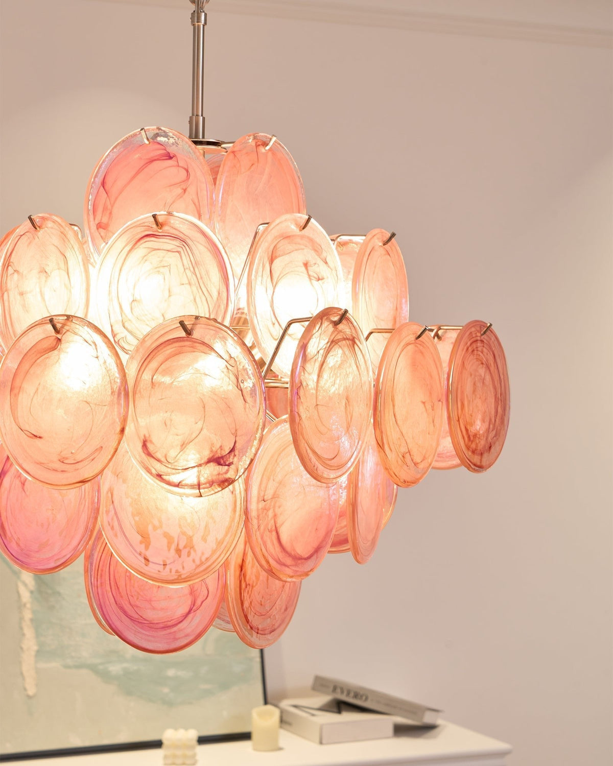Celeian Kronleuchter aus rosa irisierendem Glas in geschichteter romantischer Form