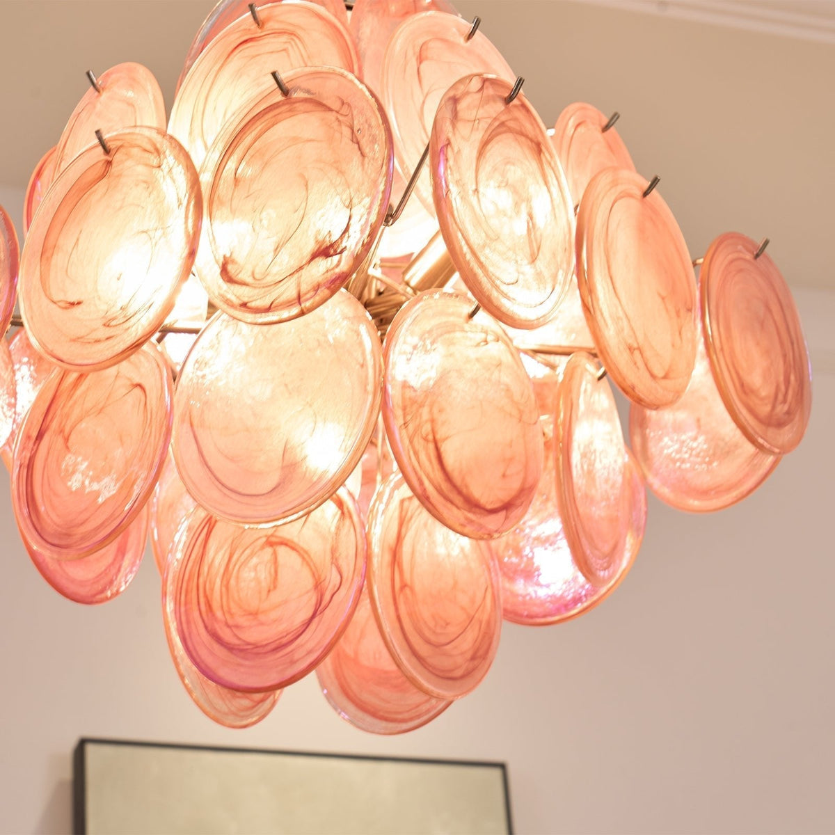 Celeian Kronleuchter aus rosa irisierendem Glas in geschichteter romantischer Form