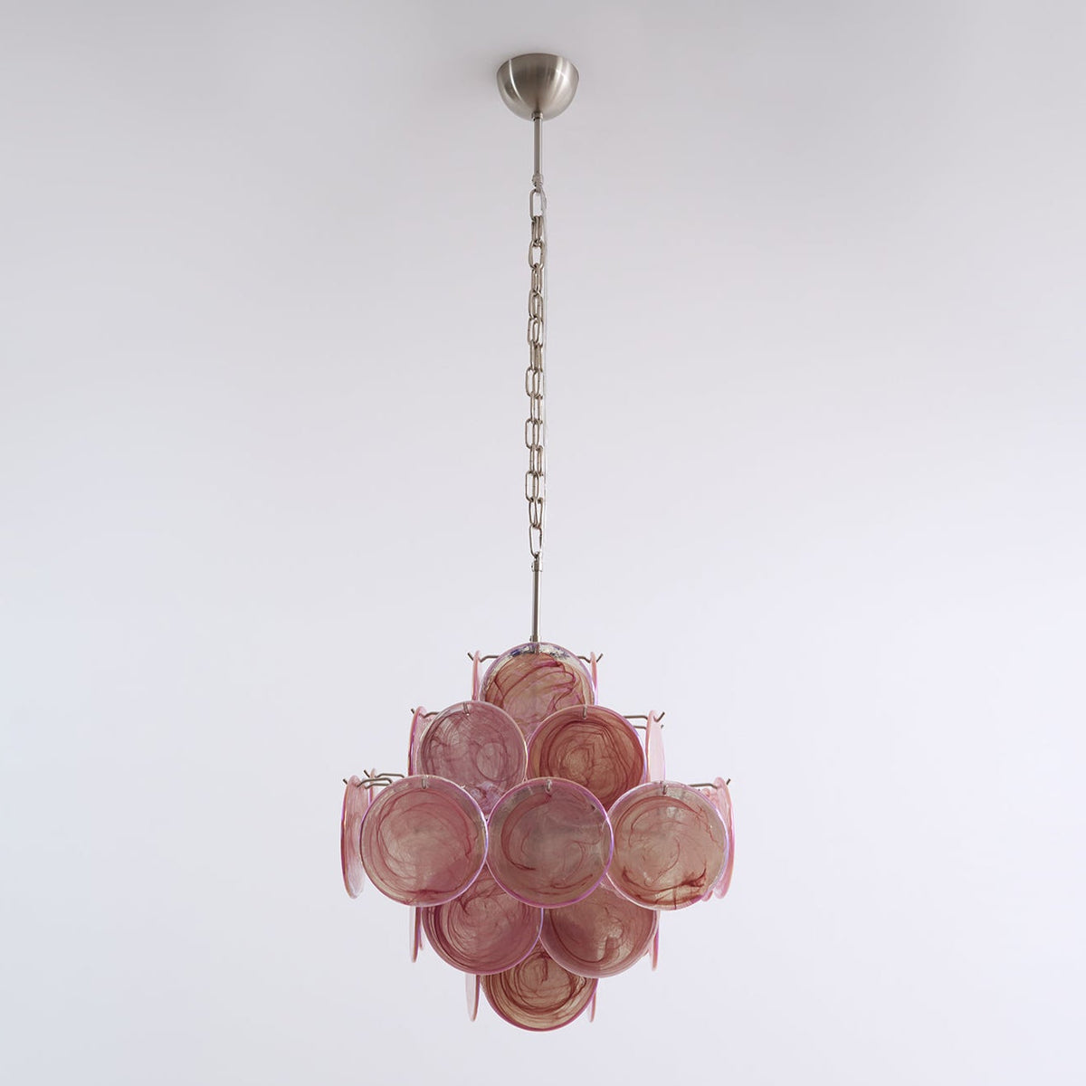Celeian Kronleuchter aus rosa irisierendem Glas in geschichteter romantischer Form