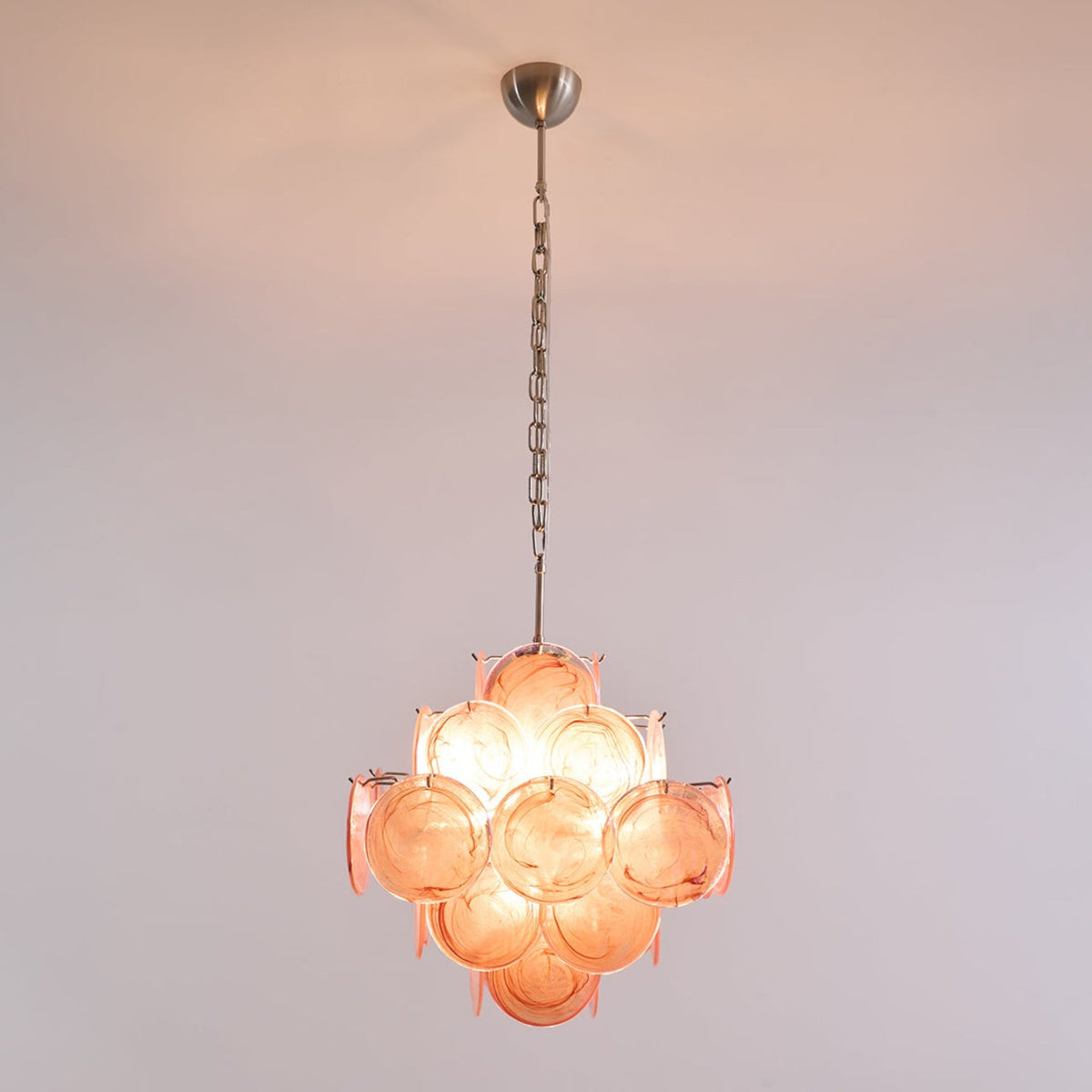 Celeian Kronleuchter aus rosa irisierendem Glas in geschichteter romantischer Form