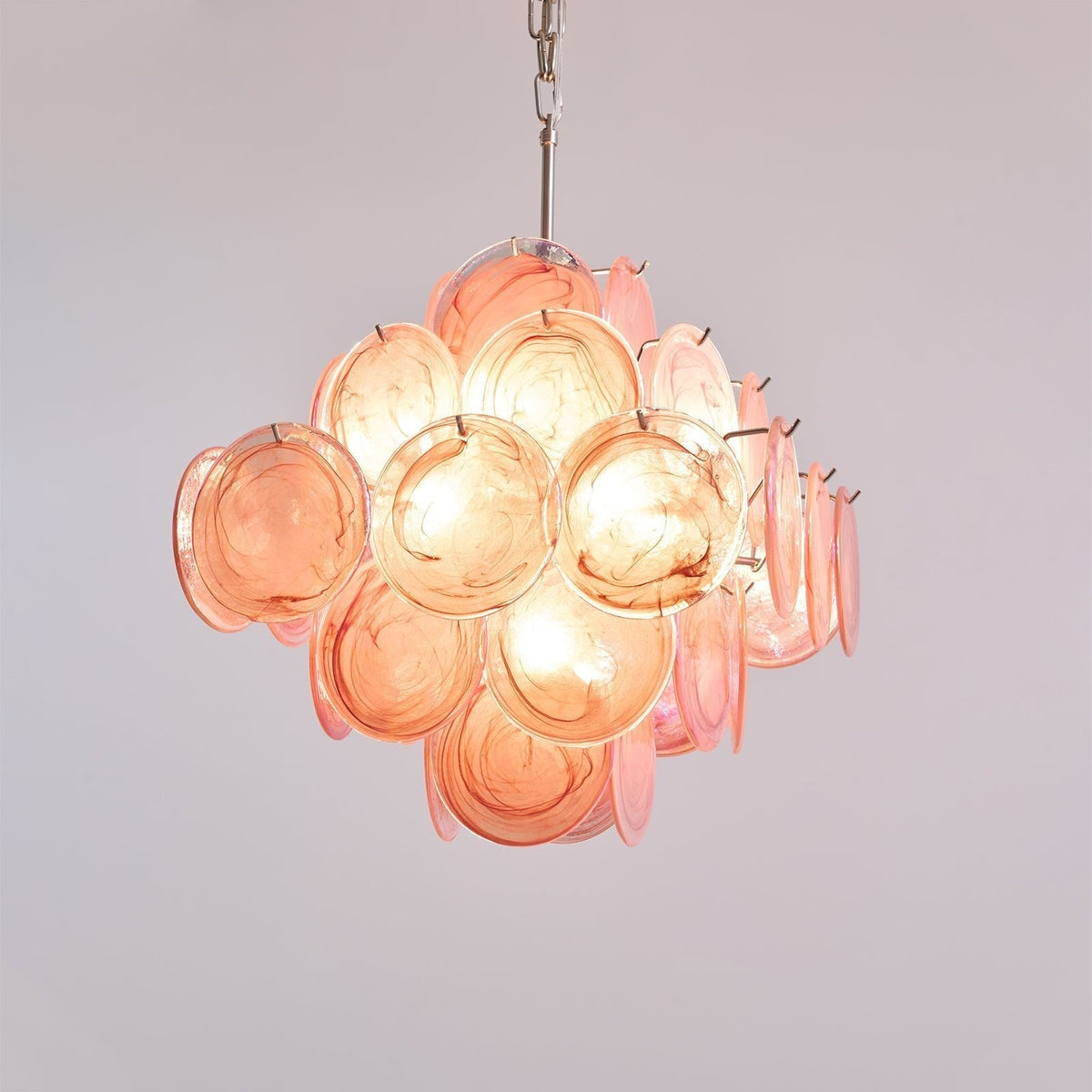 Celeian Kronleuchter aus rosa irisierendem Glas in geschichteter romantischer Form