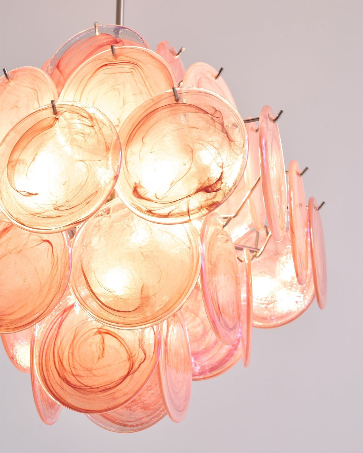 Celeian Kronleuchter aus rosa irisierendem Glas in geschichteter romantischer Form