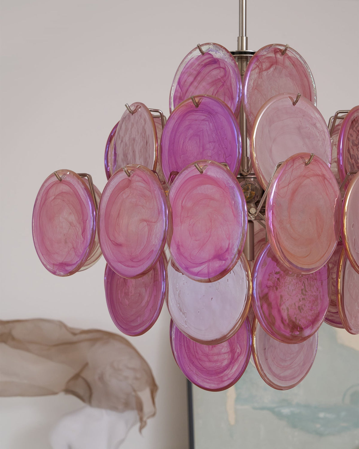 Celeian Kronleuchter aus rosa irisierendem Glas in geschichteter romantischer Form