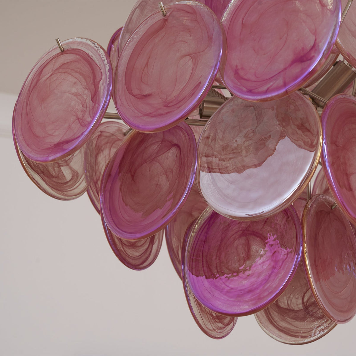 Celeian Kronleuchter aus rosa irisierendem Glas in geschichteter romantischer Form