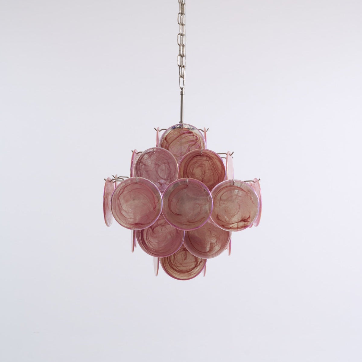 Celeian Kronleuchter aus rosa irisierendem Glas in geschichteter romantischer Form